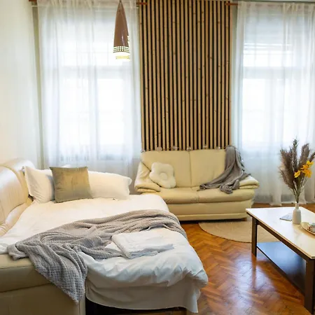 Designer - Views In The Heart Of Town Apartment