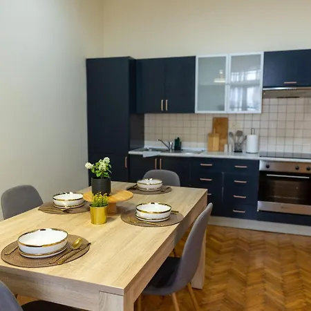 Designer - Views In The Heart Of Town Apartment *