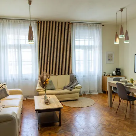 Designer - Views In The Heart Of Town Apartment