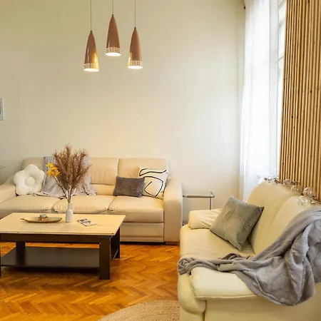 Designer - Views In The Heart Of Town Apartment *