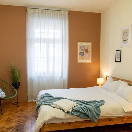 Designer - Views In The Heart Of Town Apartment *